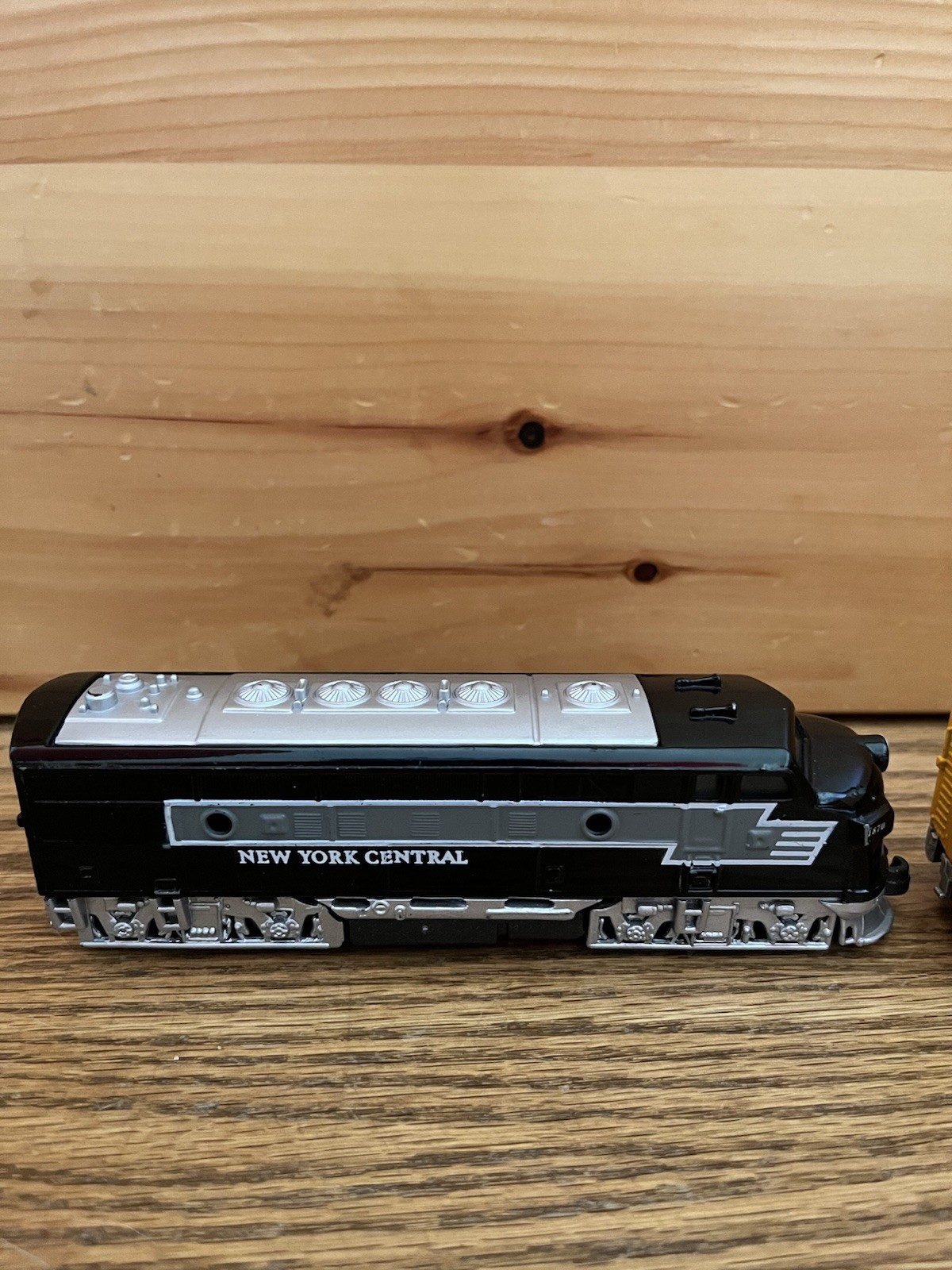 Toysmith 7″ New York Central And Pacific Express Locomotives Pull Back Trains