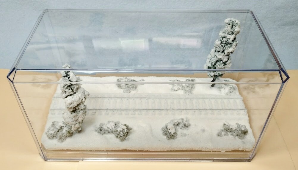 HO SCALE 9″ SINGLE TRACK DISPLAY CASE -WINTER SCENE-FOR ANY HO TRAIN