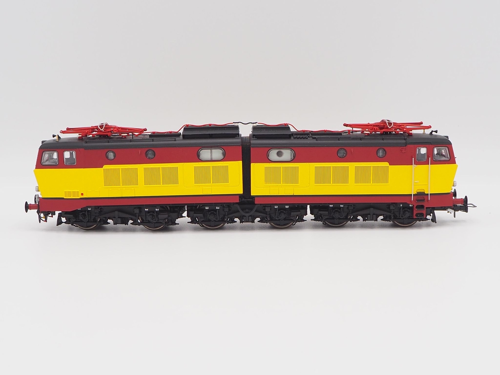 Rivarossi HR2965S HO Scale Electric Locomotive E656 In TEE Livery With Sound