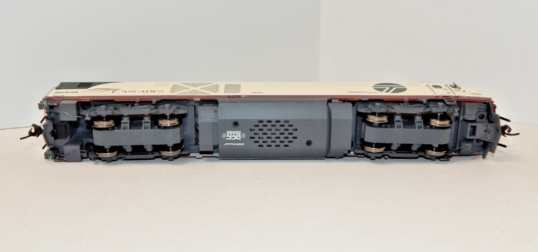 Bachmann HO #67904 AMTK Cascades Charger SC-44 DCC/Sound WOWSound RTR #1400 NEW