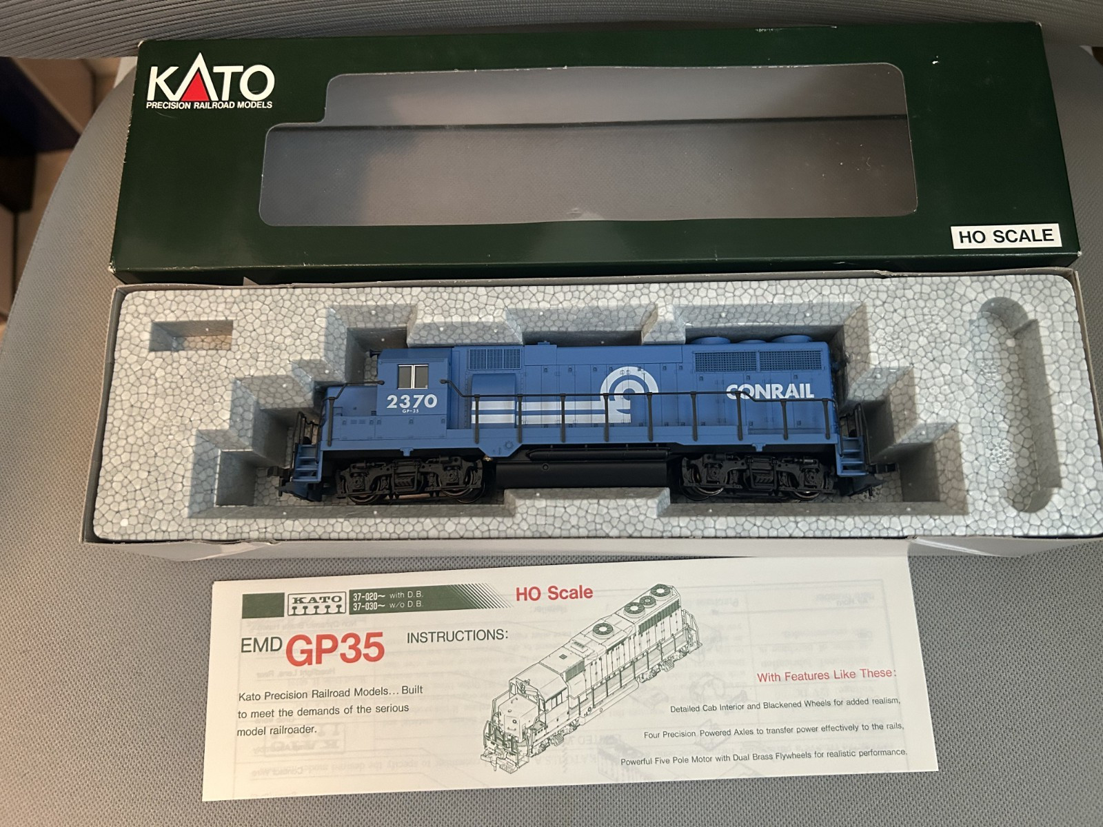 KATO 37-033 HO Scale Conrail EMD GP35 Phase 1a Diesel Engine #2370