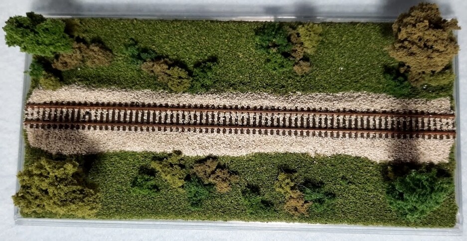 Z SCALE – SINGLE TRACK 8″ – DISPLAY CASE – “SUMMER SCENE” FOR ANY Z TRAIN