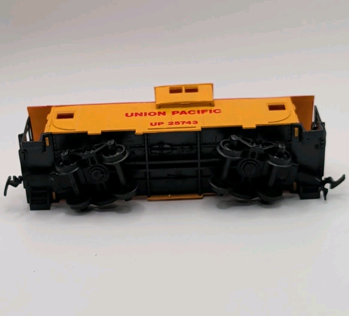 Bachmann Union Pacific Locomotive Train Engine 866 and Caboose HO Scale Model RR