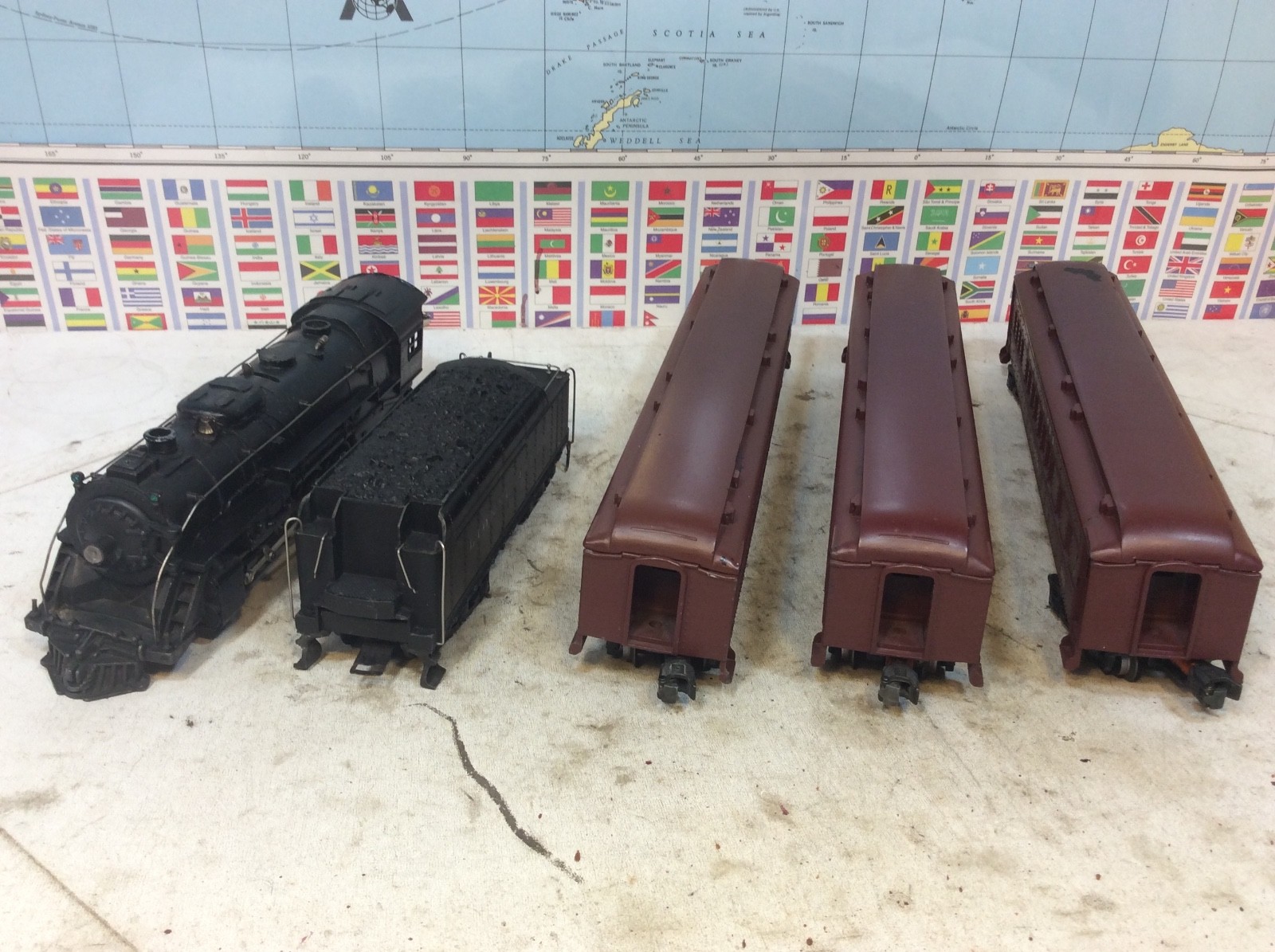 Lionel 726 Steam Engine and 3 Madison Passenger Cars O Gauge / 027