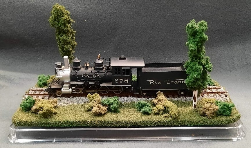 HOn3 SCALE 9″ SINGLE TRACK DISPLAY CASE – SUMMER SCENE- FOR ANY HOn3 TRAINS