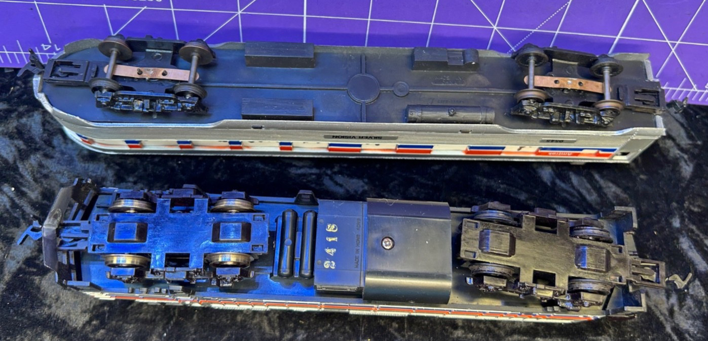 HO Scale Amtrak Diesel Locomotive 229 and Passenger Car 9545, 14-2 bin1