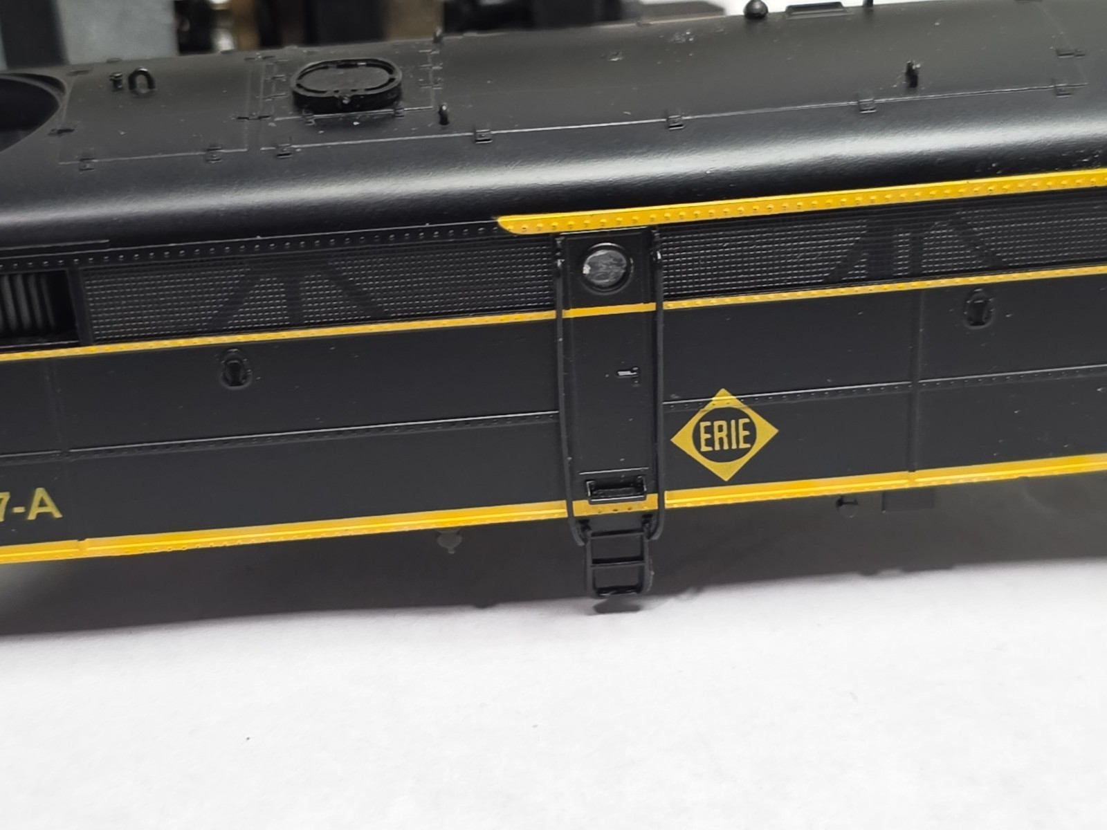 Proto 2000 HO Scale 8347 Erie 737-A FA2 Diesel Locomotive Runs Read Description