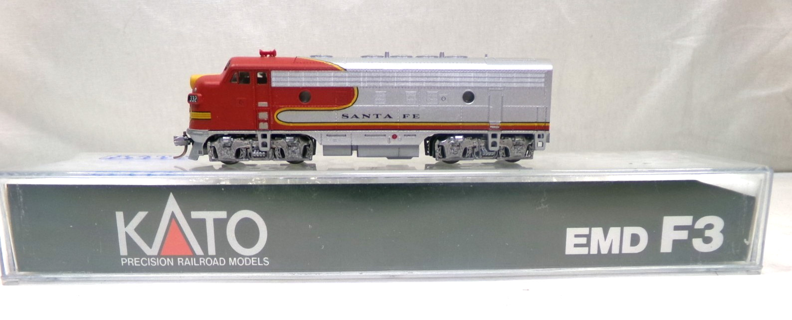 N scale Kato Santa Fe F3 A diesel engine in orig box (lot N 38)
