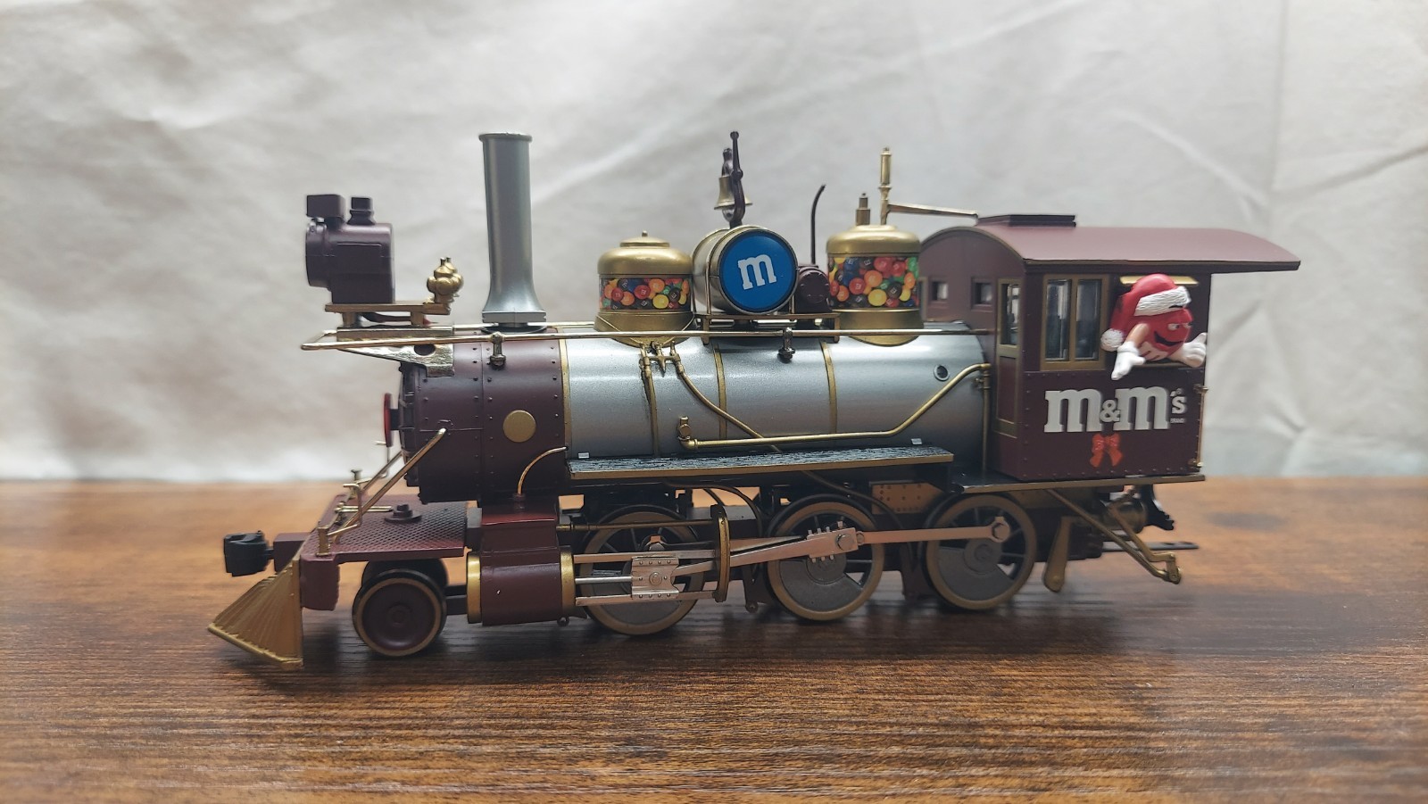 On30 Hawthorne Village Bachmann M&M Holiday Express 2-6-0 Engine
