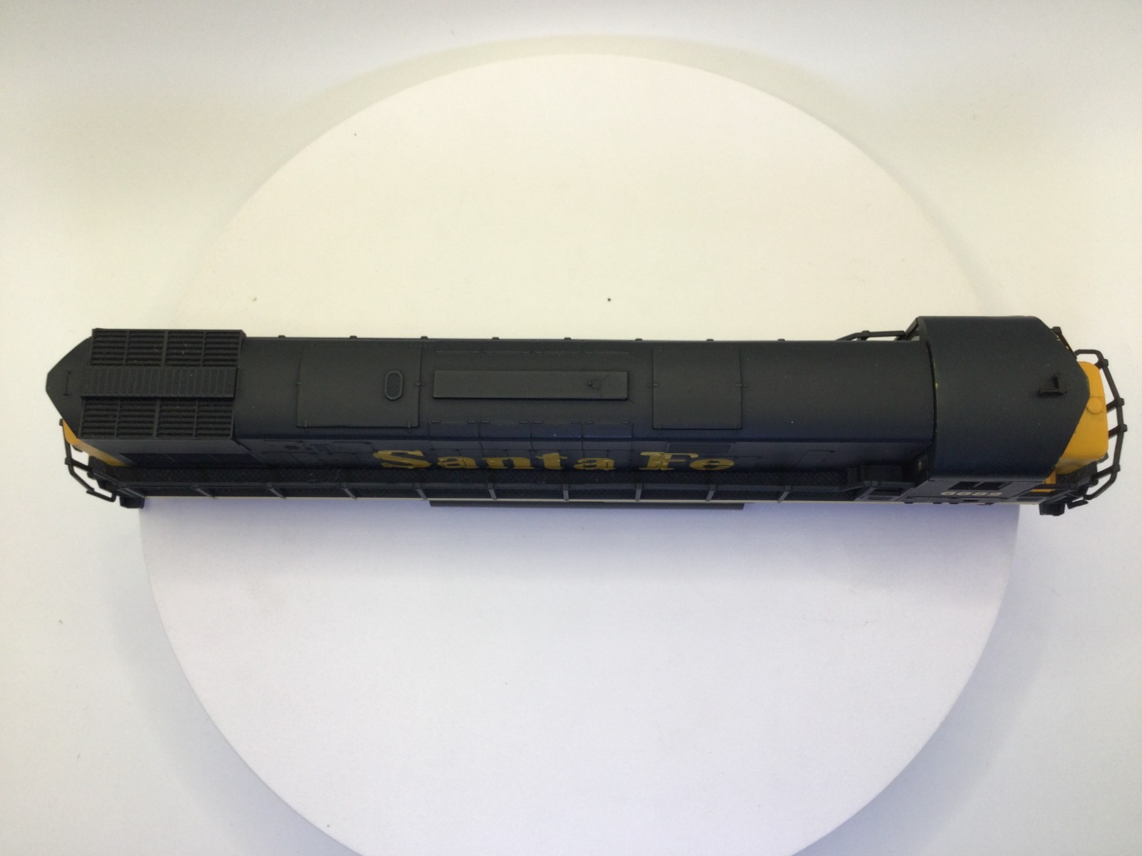 HO Scale Santa Fe Alco C-628 Deisel Powered Locomotive #6682 With Lights