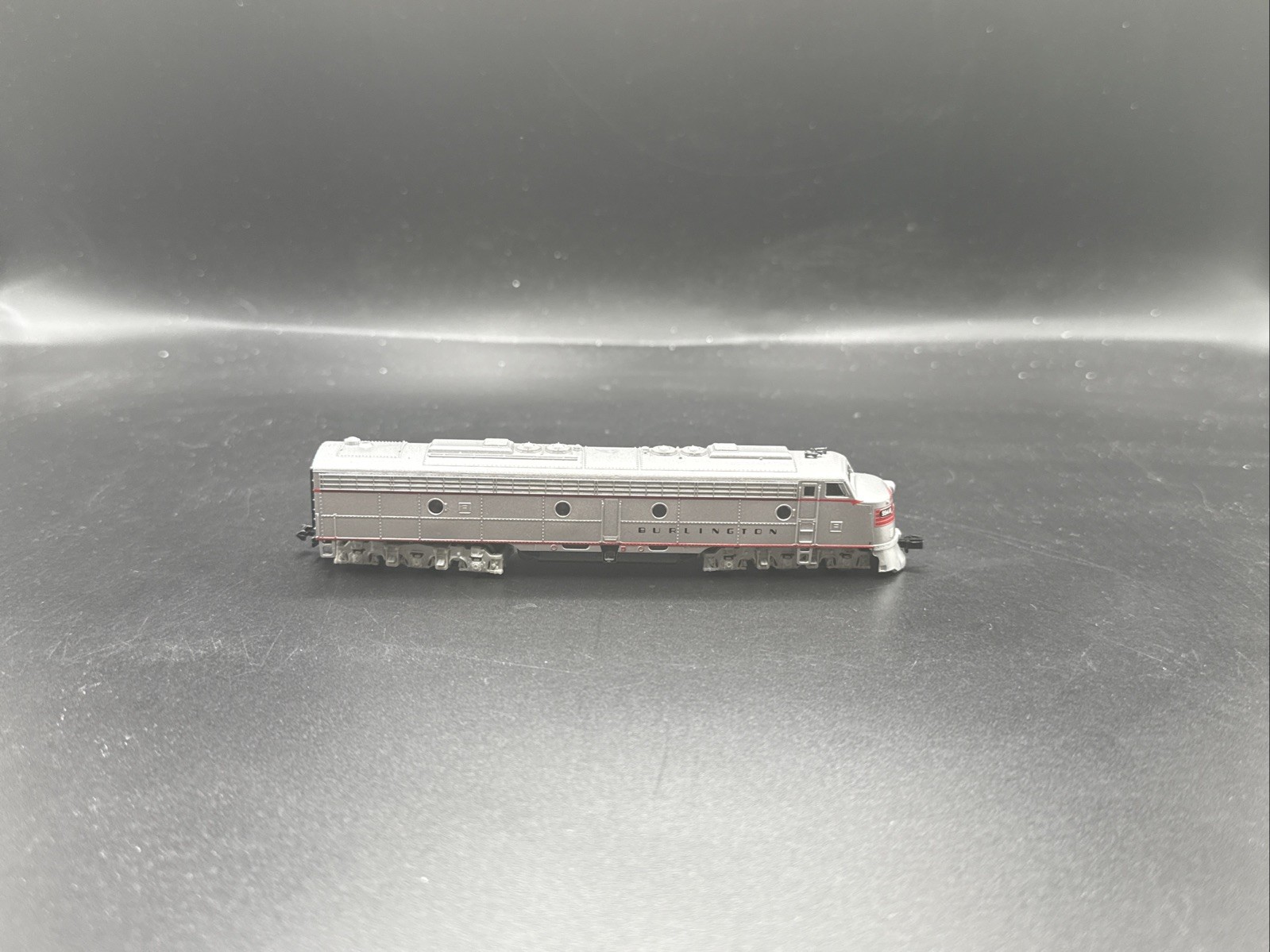 N scale diesel locomotive E8 New Burlington #7206 READ F.4
