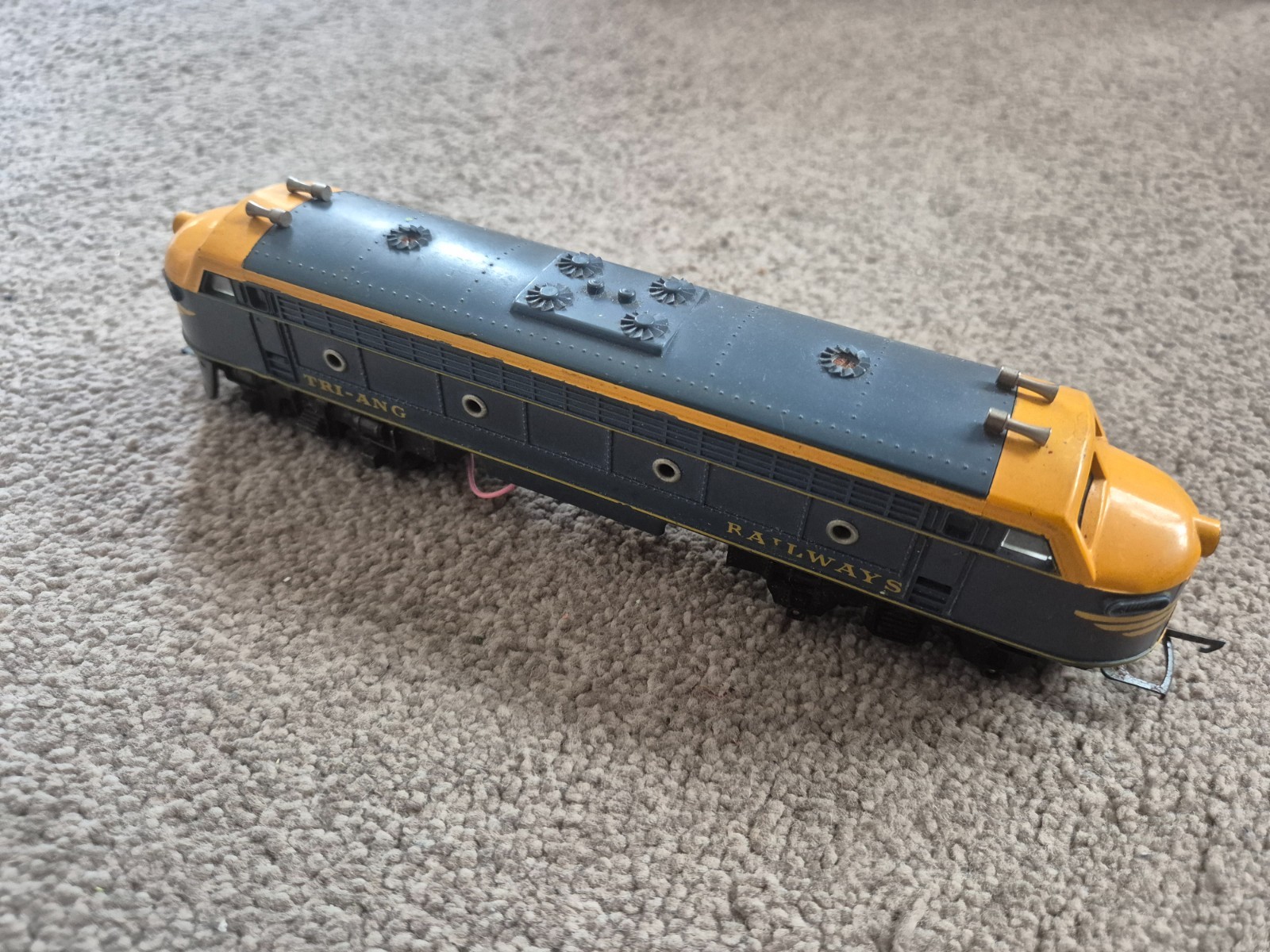 OO GAUGE TRIANG RAILWAYS TRANSCONTINENTAL DOUBLE ENDED DIESEL LOCO UNTESTED