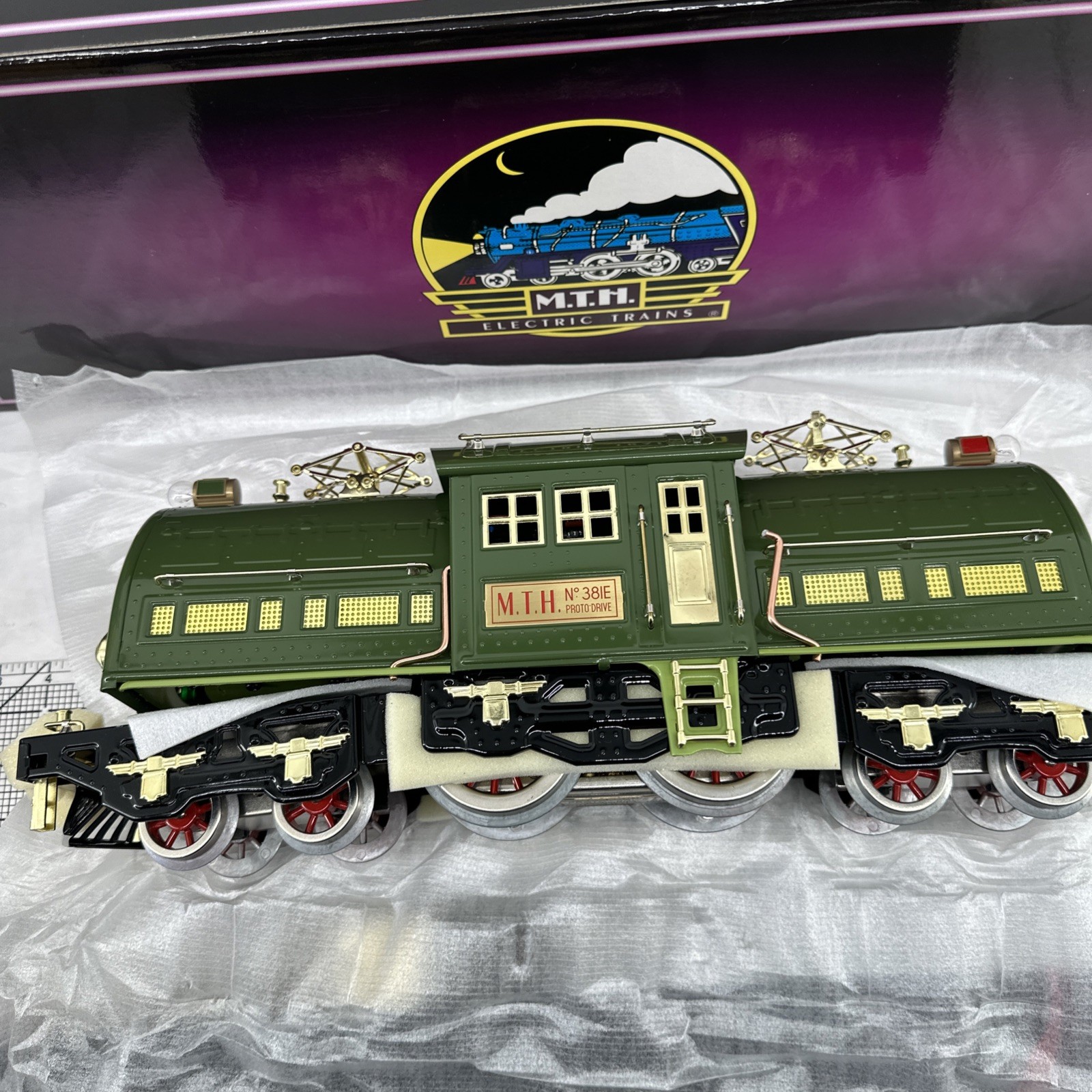 381e standard gauge electric locomotive two-tone green contemporary version item