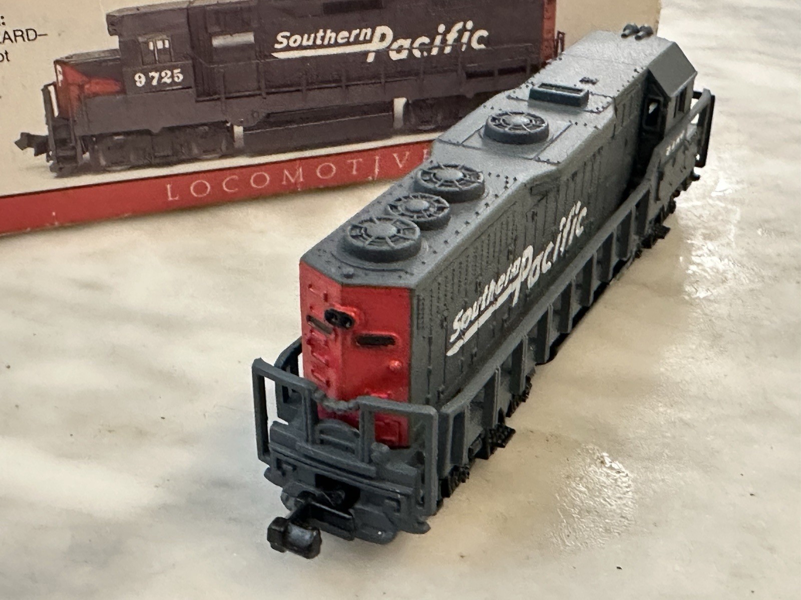 N Scale 9725 Southern Pacific Diesel Locomotive In OB