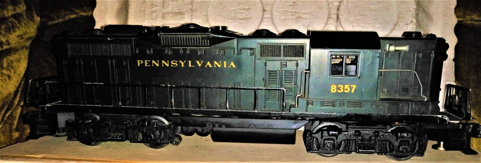 1955 LIONEL POSTWAR #2338 MILWAUKEE GP-9 DIESEL WITH REPRO #8357 PENN SHELL NICE