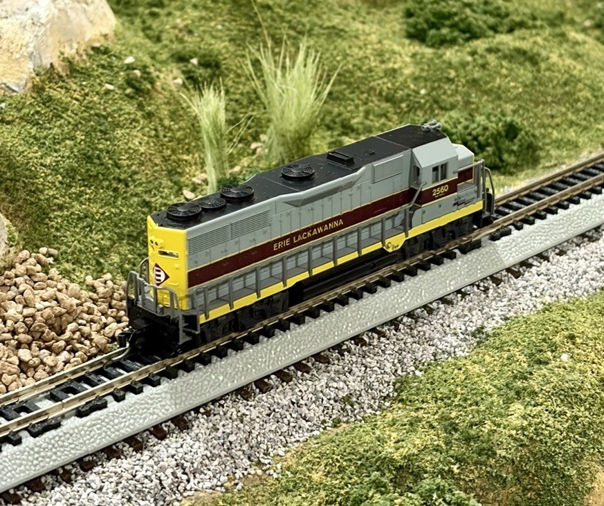 N Scale Atlas EMD GP35 Erie Lackawanna #2560 DC NIB.