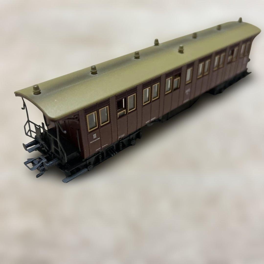 HO gauge passenger car, brown and green