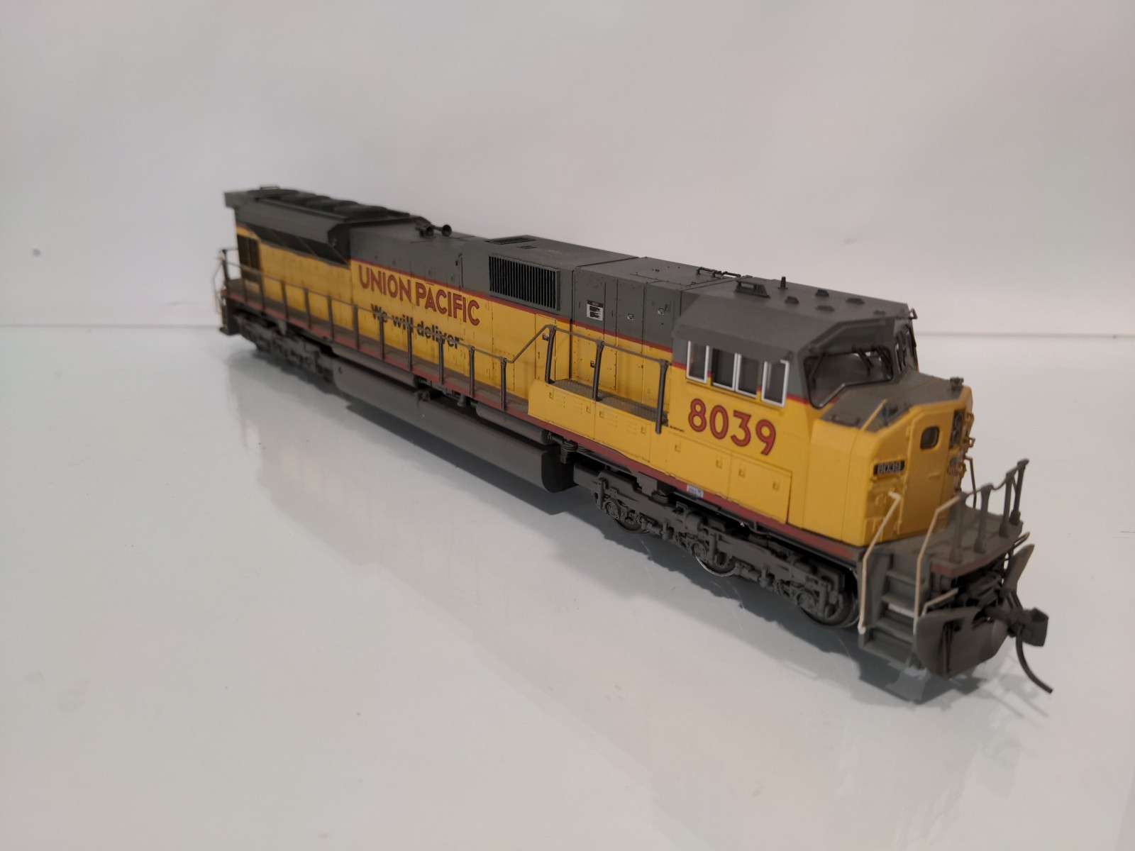 Kato HO 37-6358 SD90/43MAC Locomotive Union Pacific UP 8039 Light Weathering