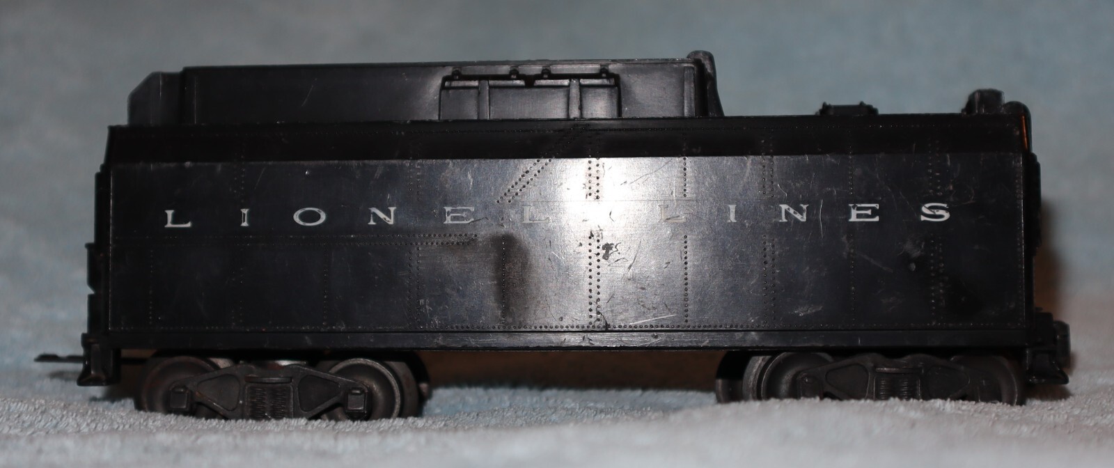 O gauge Lionel post war tender, no whistle. Good Condition