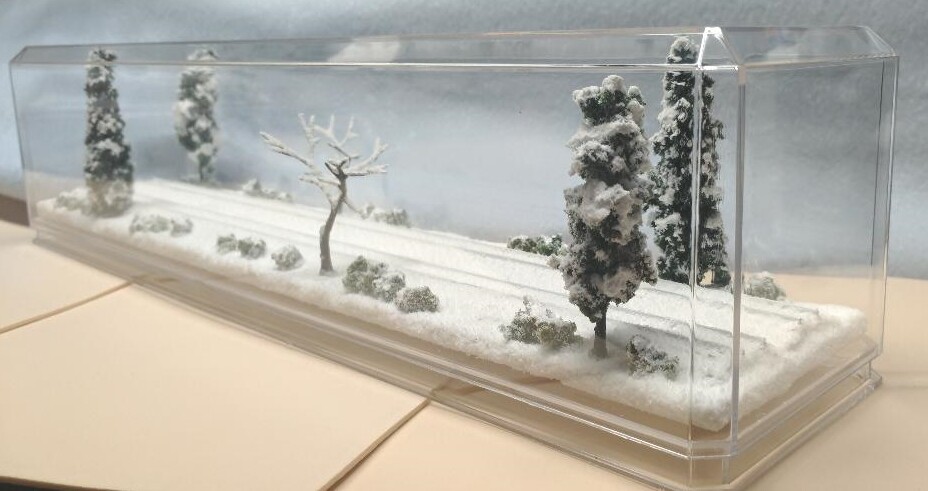 N SCALE 16″ DOUBLE-TRACK DISPLAY CASE -WINTER SNOW SCENE- FOR ANY N TRAINS