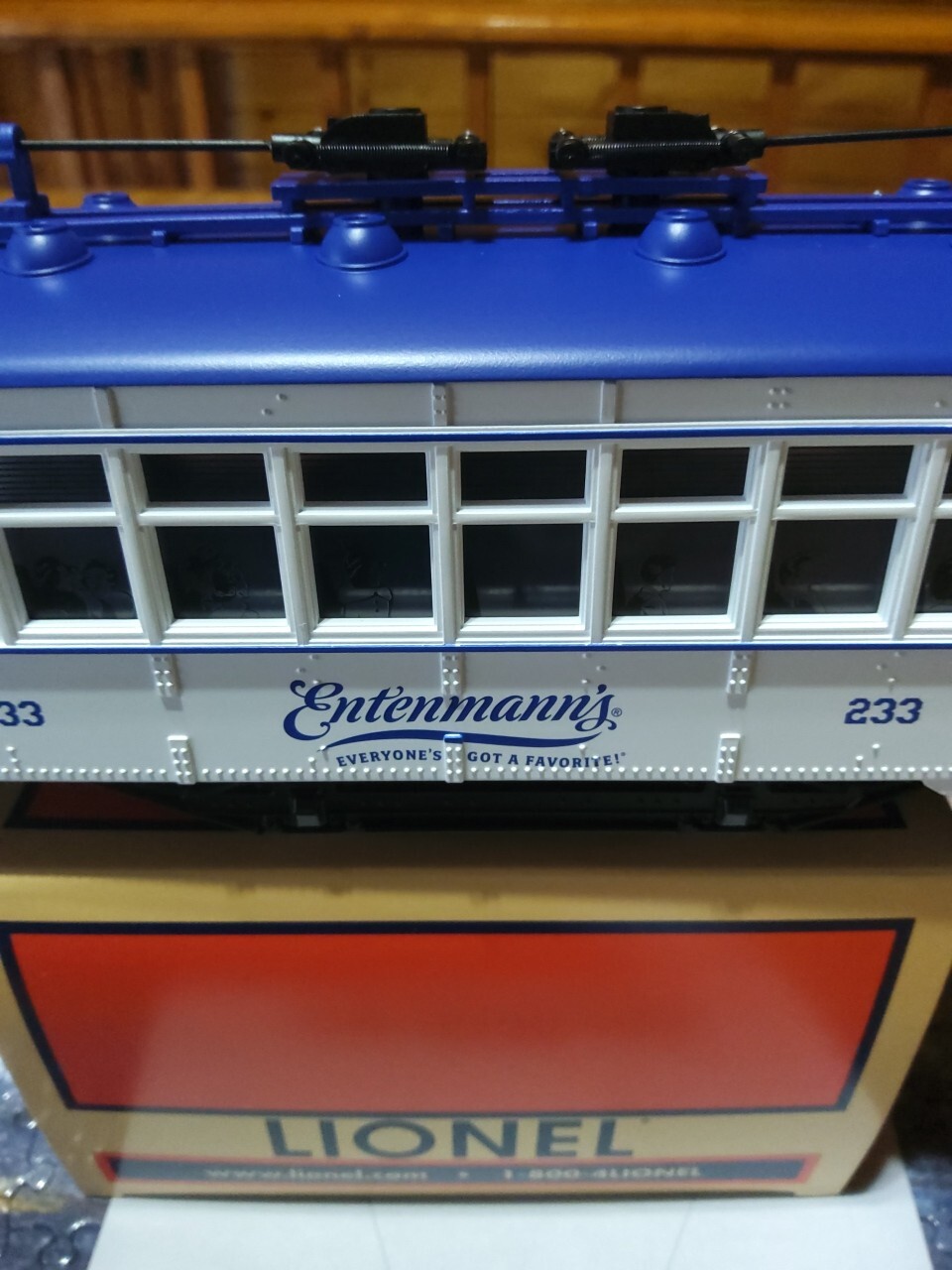 LIONEL 2301430,( METCA ) ENTENMANNS TROLLEY CAR. ( NEW )