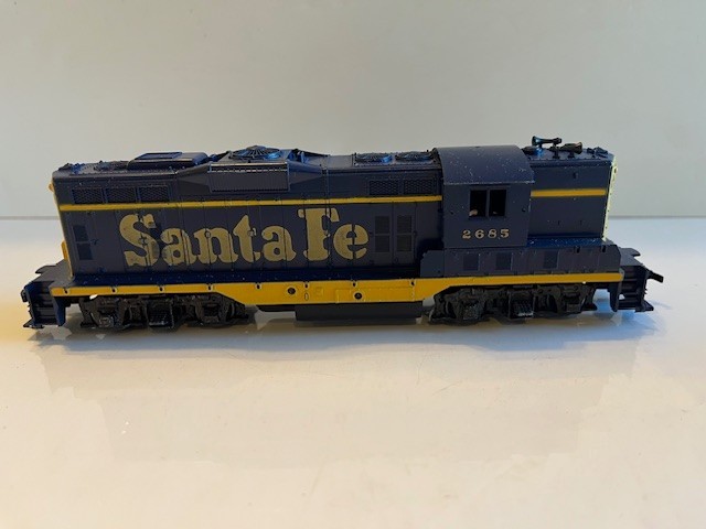 ATHEARN – HO Gauge – ATSF – GP-9 Powered Diesel Engine & Dummy #2685 -Nice Pair!
