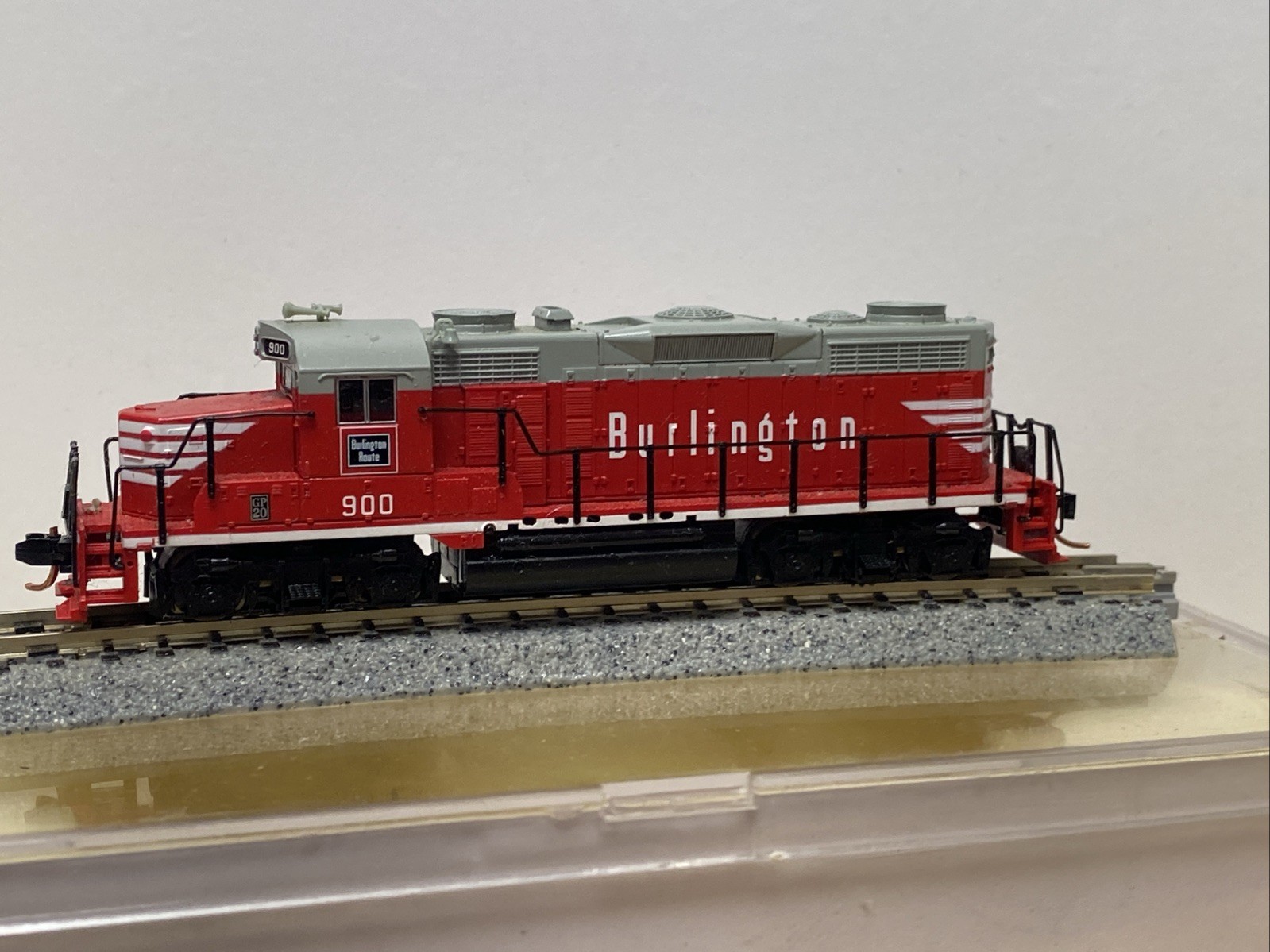 Read Life-Like N Scale Burlington Route GP20 Low Nose 900 Red CB&Q Not Orig Box
