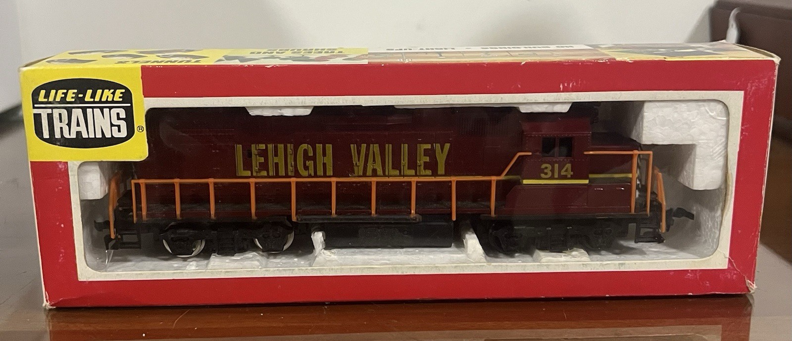Life-Like EMD GP38-2 – Standard DC – PROTO 2000(R) — Lehigh Valley #314.