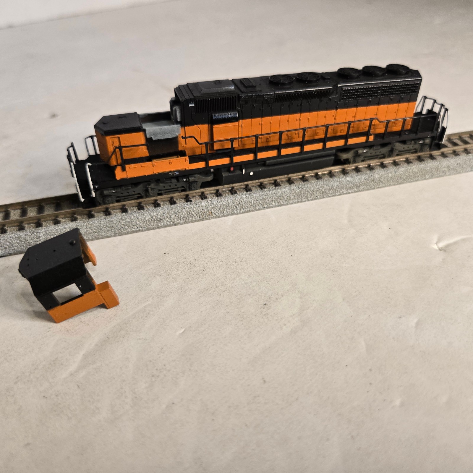 Kato N Scale Milwaukee Road EMD SD-40 ? Loco Parts Junker. Runs.