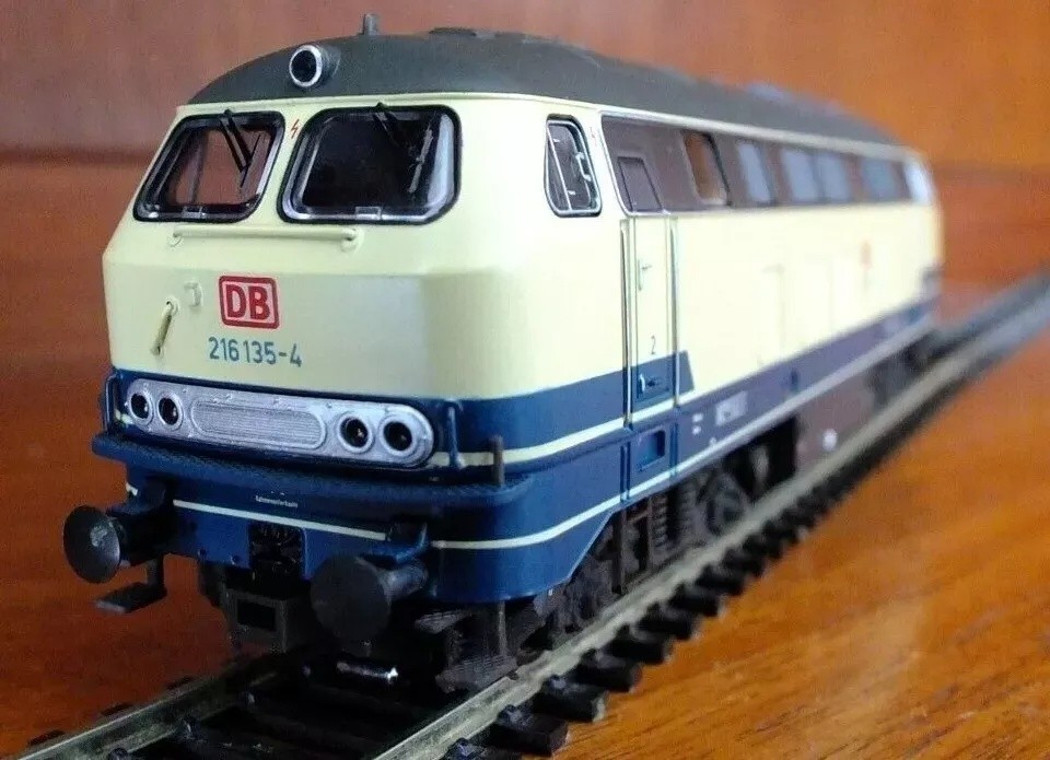 Brawa 0383 HO gauge DB BR 216 Diesel loco in DB blue and cream livery