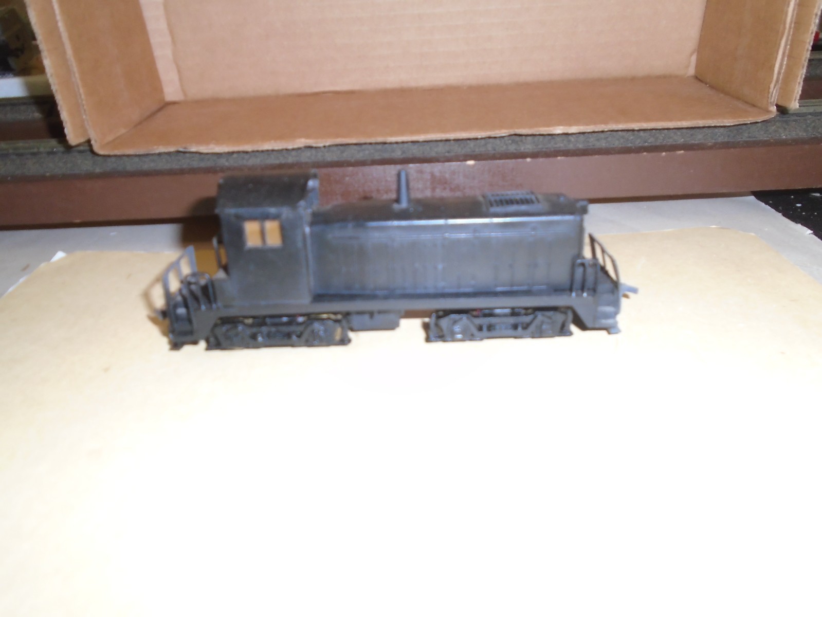 LINDBERG EMD SW-600 DIESEL LOCOMOTIVE – UNDECORATED (RUNS) HO