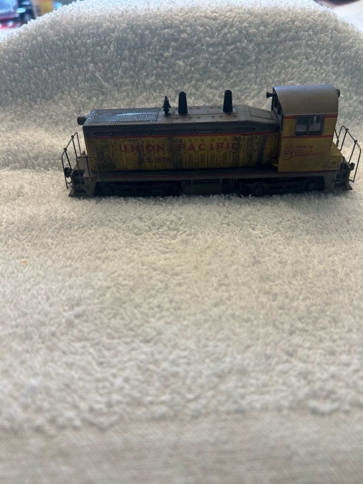 Athearn SW7 Union Pacific Switcher #DS1860 HO Weathered