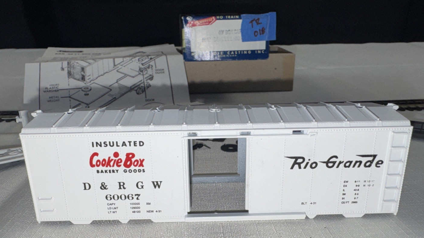 Roundhouse (MDC) 40′ Steel Box Car – Kit #1048 – Denver & Rio Grande Western