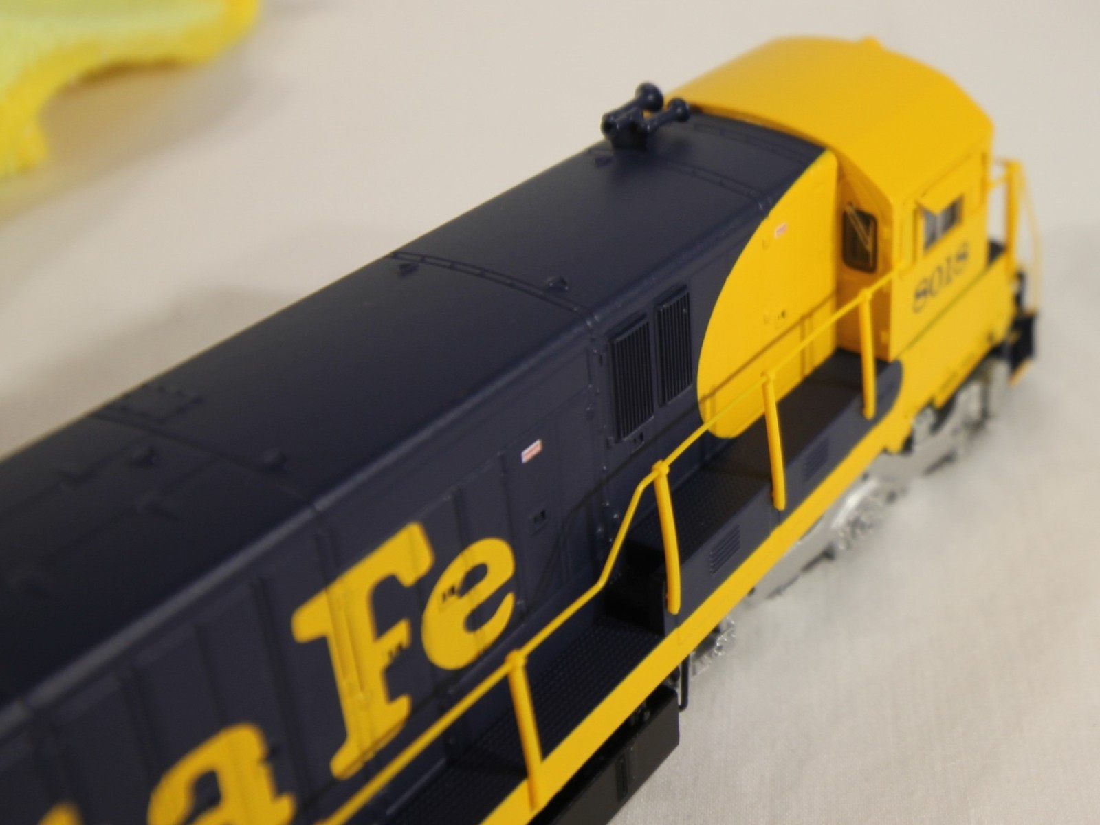 HO BLI Paragon 2 sound DC/DCC GE C30-7 ATSF #8018 Santa Fe classic blue/yellow