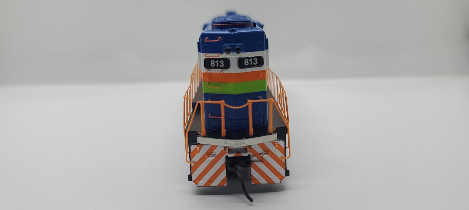 Athearn HO Scale GP50 Tri-Rail #813, Clean Condition