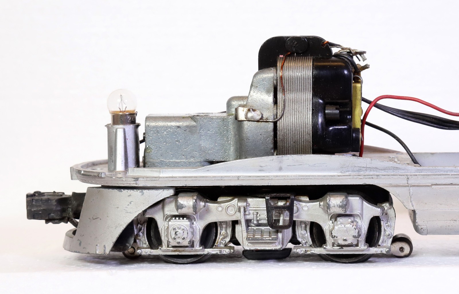 O GA LIONEL POSTWAR 2353P SANTA FE F-3 “A” DIESEL CHASSIS – POWERED – RUNS