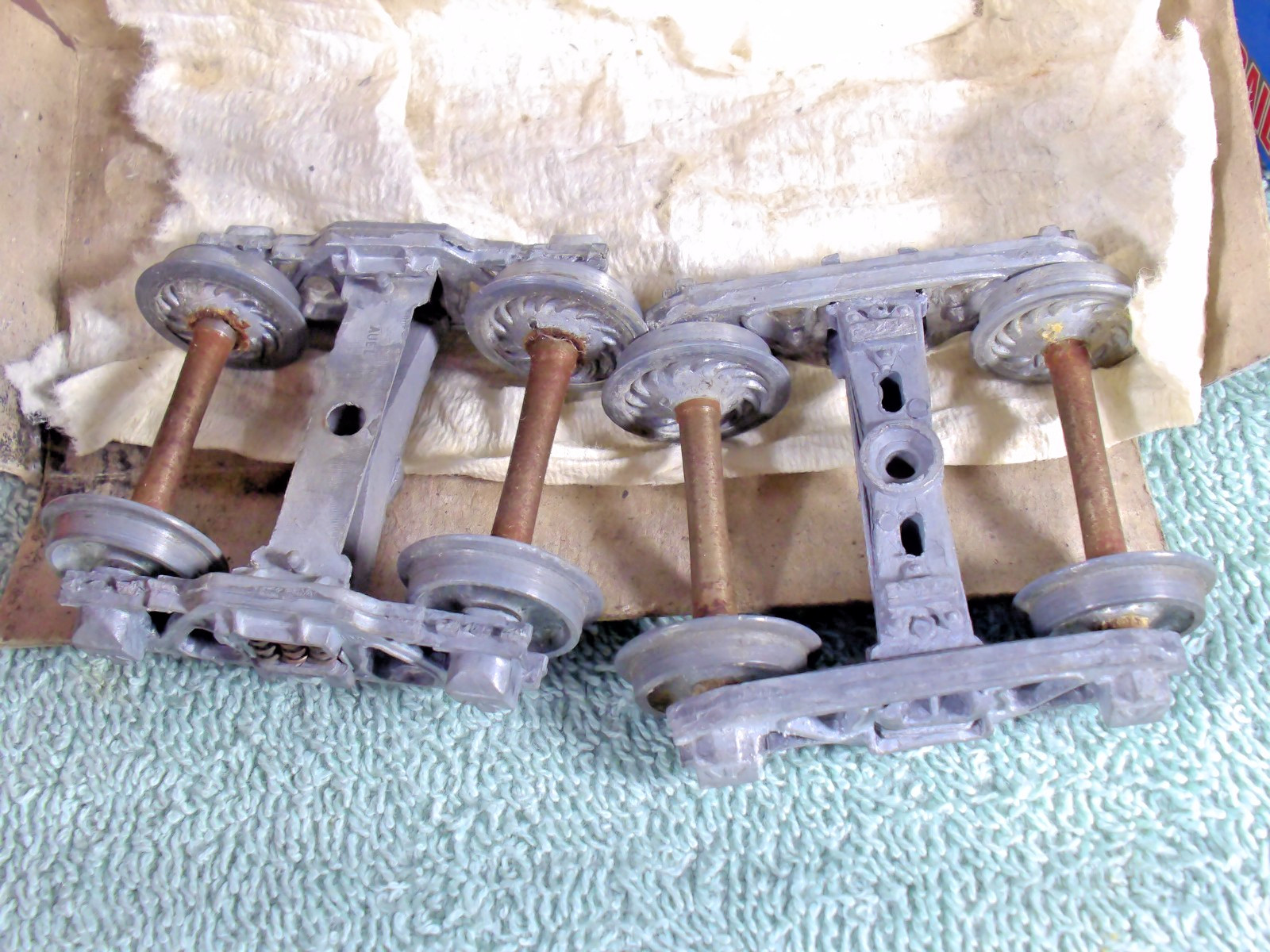 4 Pairs of O Scale Trucks, 3 are Auel, and 1 is Atlas, 2 rail new old stock.