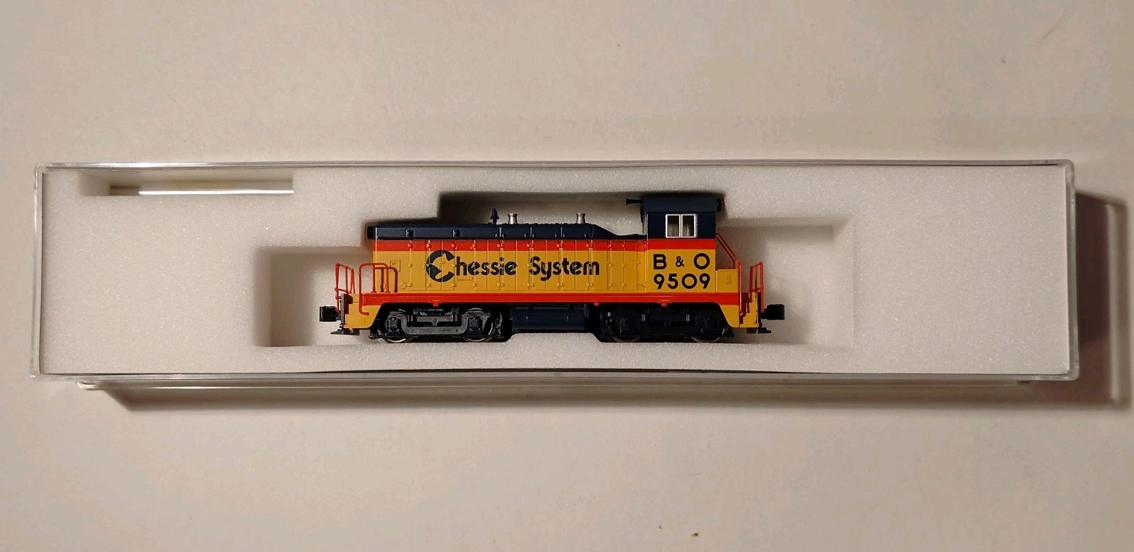 N Scale Kato 176-4357 B&O NW2 Switcher #9509 Chessie System Runs Needs Repair