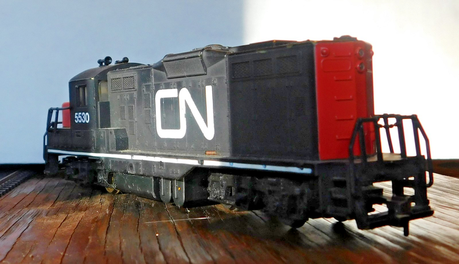 COX Diesel Locomotive EMD GP-9 ~ CANADIAN NORTHERN ~ Rd# 5530 – HO