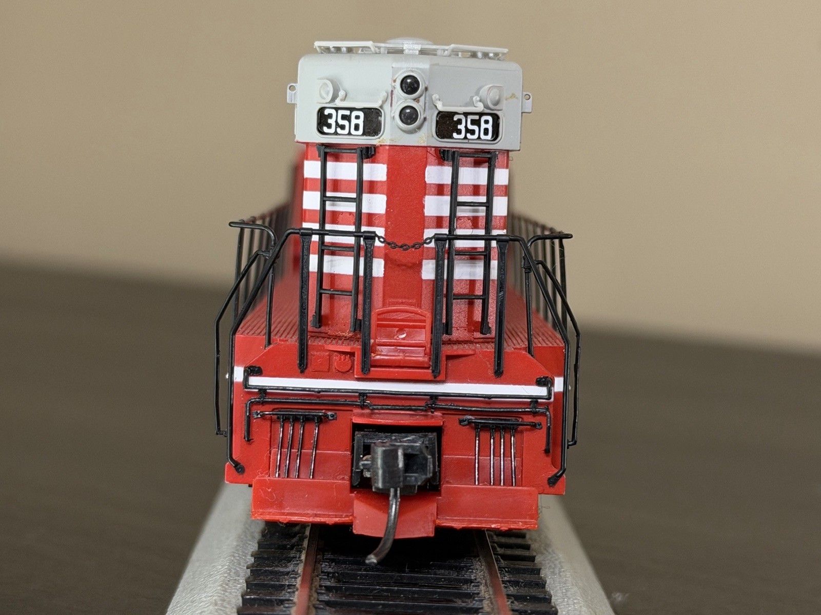 Life-Like Proto 2000 – CB&Q SD9 #358 1950s “Chinese Red” livery DC HO Scale