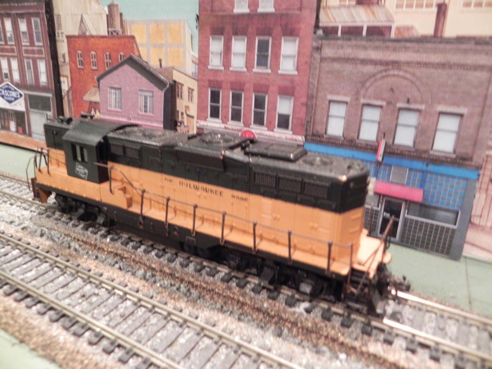 HO ENGINE LOCOMOTIVE MILWAUKEE ROAD GP9 KNUCKLE COUPLERS ATHEARN