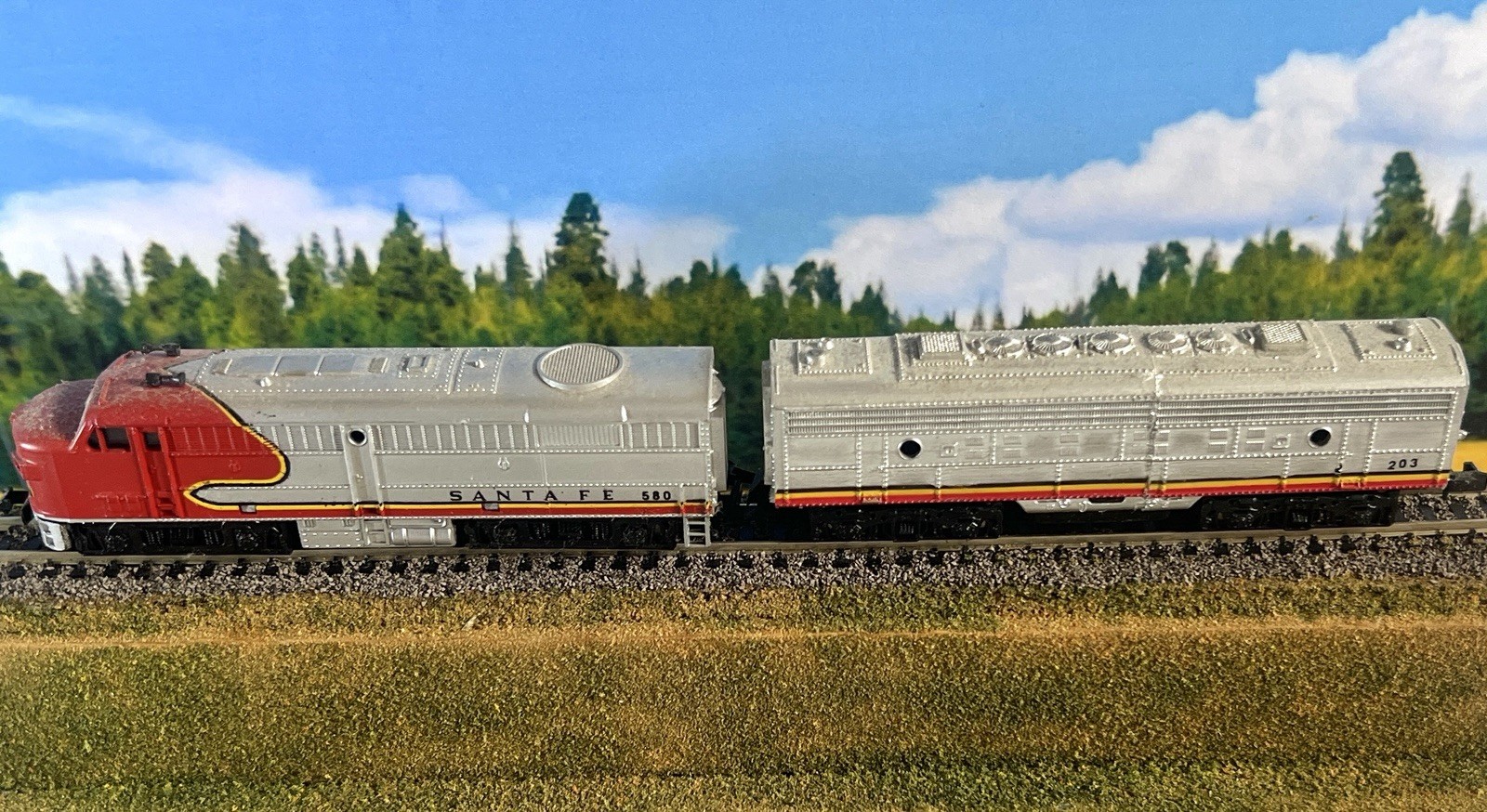 Warbonnet Diesel Engine #580 Mehano locomotive Santa Fe, F7 B-unit #203 N scale