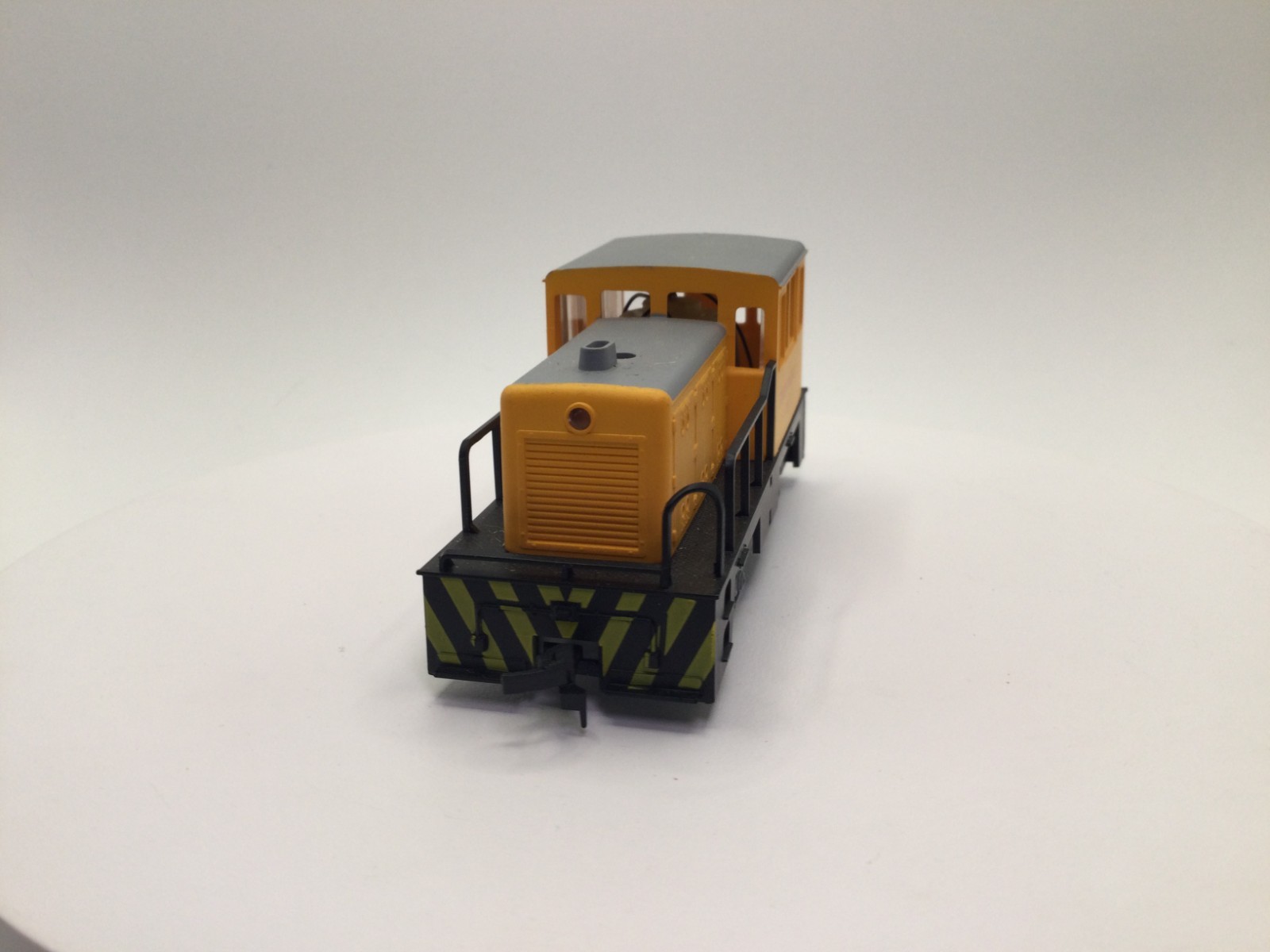 HO Scale Union Pacific 35 Ton Deisel Switcher Locomotive 720 Functioning Lights