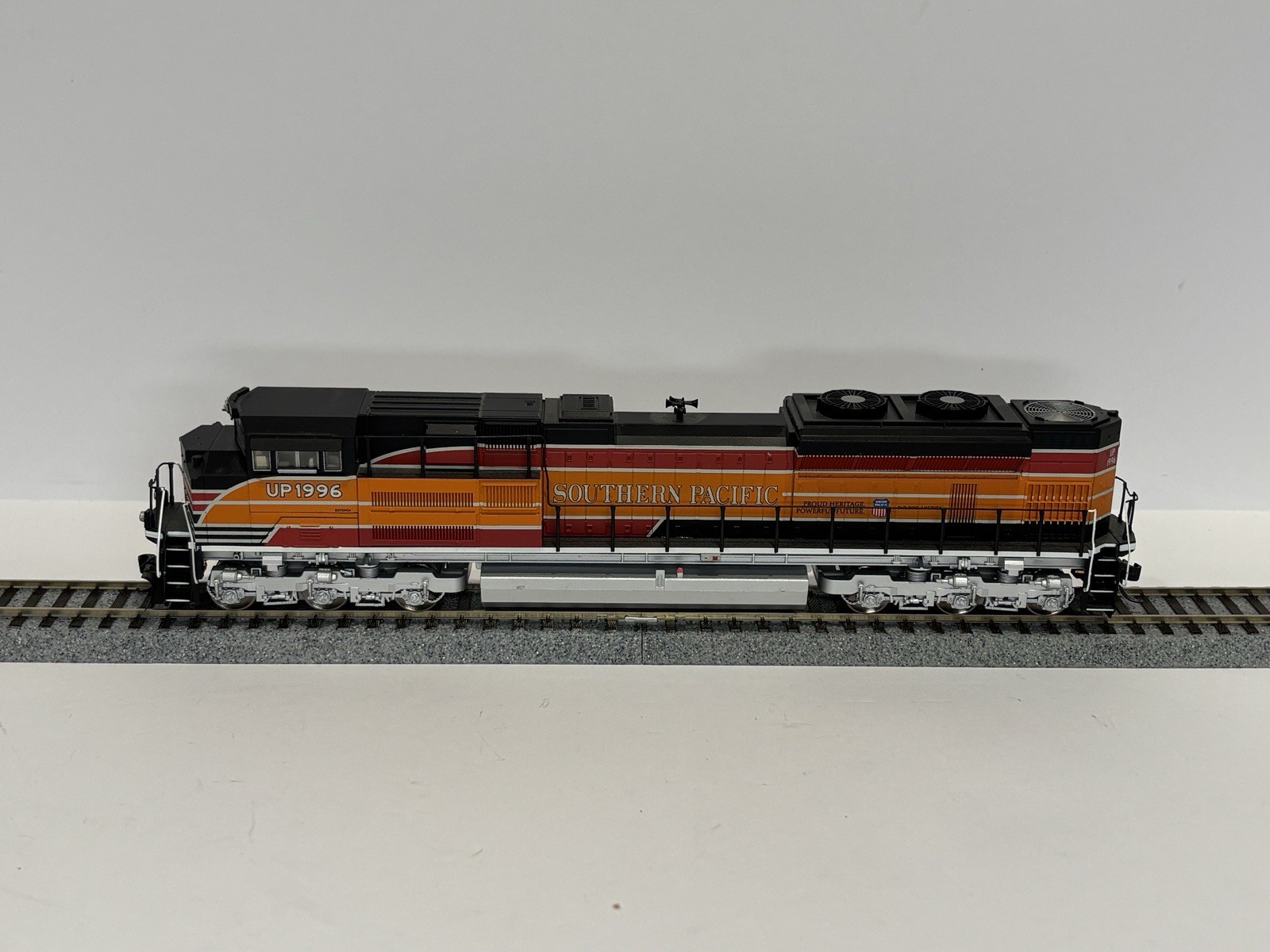 HO Scale Walthers EMD SD70ACe – Southern Pacific Daylight #1996 – DCC / Sound