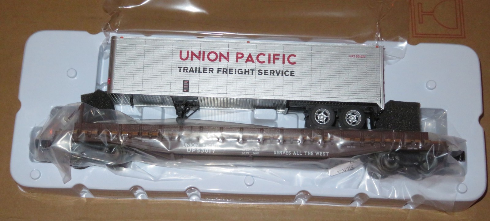 LIONEL 84876 Union Pacific PS-4 #53017 w/ 40′ Trailer – NEW – NR