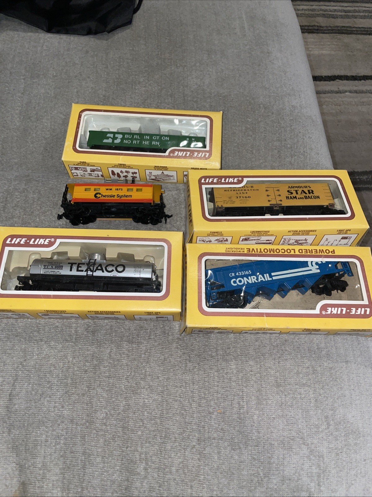 LIFE-LIKE SET OF 5 TRAIN CARS HO SCALE 8302,8446,8505,8541,1872