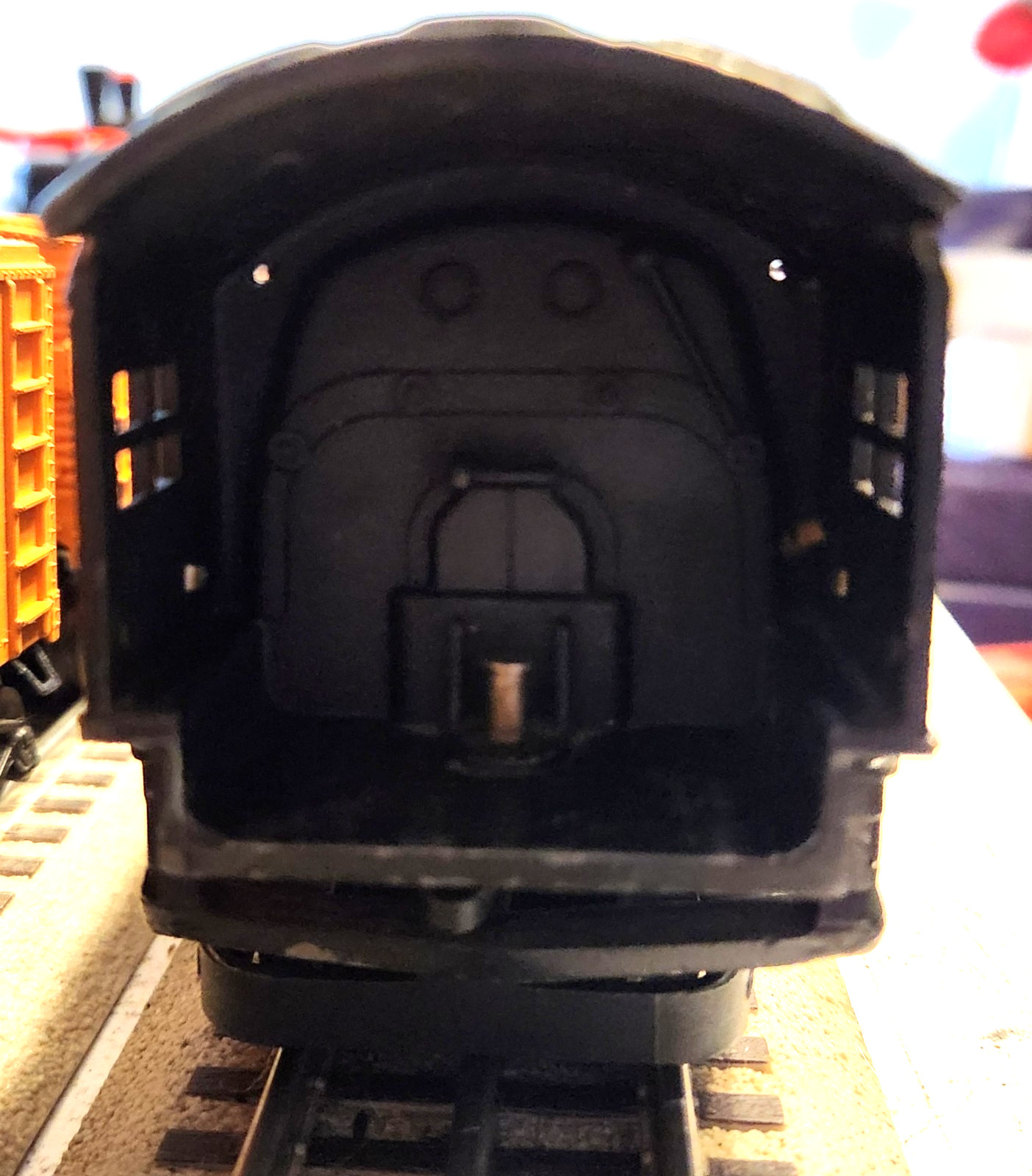 Lionel 226E LOCOMOTIVE ONLY IN GOOD CONDITION CLEAN AND IT RUNS WELL.