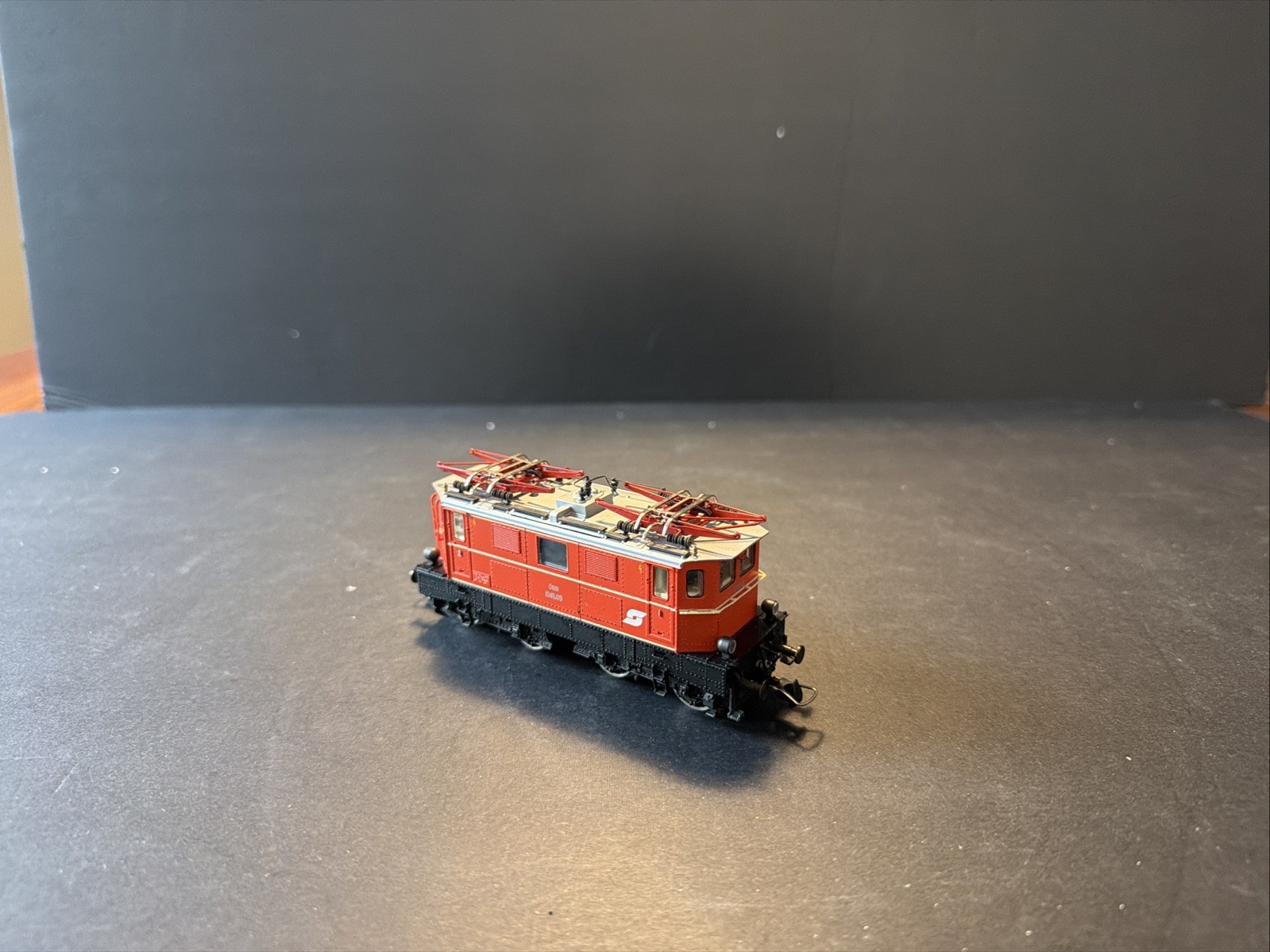 Roco 43700 HO OBB 1045 014-6 Diesel Locomotive R.31