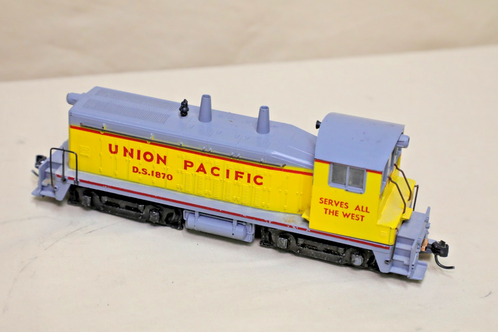 Athearn HO Union Pacific Switcher D.S. 1870 with Kadee Couplers front & rear