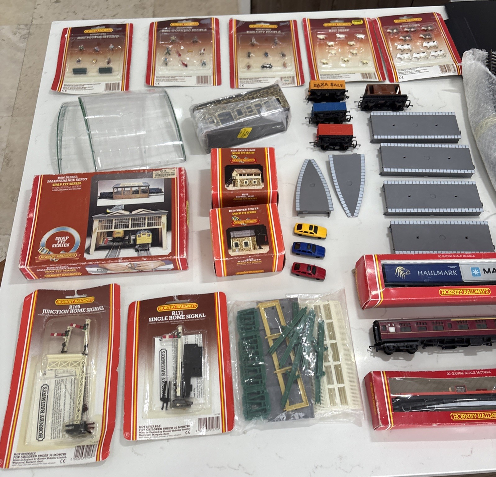 Huge lot of hornby railways Miniatures, Trains, Tracks, Quick Fits 31 Piece Set